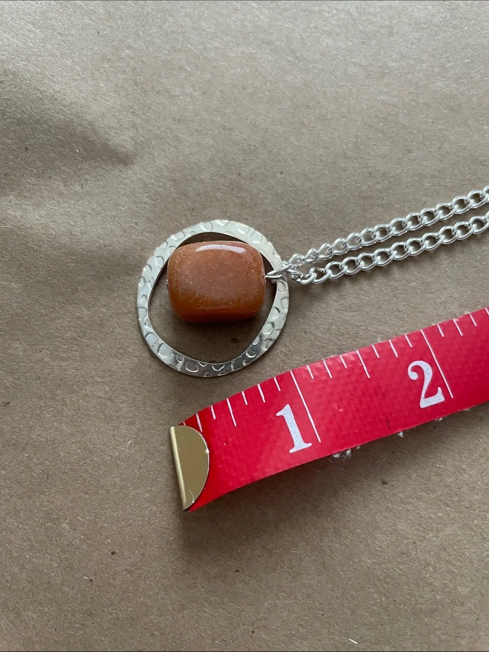 Hanging orange speckled rectangular stone necklace - Picture 4 of 6